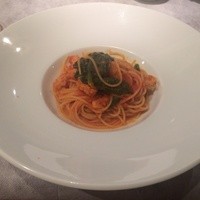 リストランテ エスト - 海老とちぢみホウレン草のトマトソース
