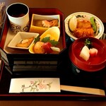 陣屋 - 料理写真:お弁当は2段重ねです（この写真左上が1段目）
