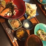 漁屋 - 今日はこちらで〜
            海鮮丼♬(^_^)