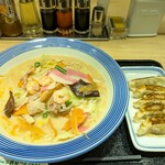 リンガーハット - 料理写真:長崎ちゃんぽん 860円 ぎょうざ(5個) 310円