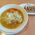 幸楽苑 - 料理写真:味噌ねぎらーめん630円、焼き餃子200円
