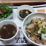 A1肉骨茶 - 鶏どん＋パクチーサラダ＋スープ
