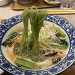 上海常 - ほうれん草を練り込んだという上海常オリジナルの「翡翠麺」は深緑色で半透明