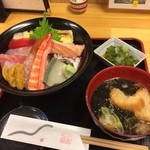 宮城県本吉郡南三陸町の南三陸さんさん商店街にある弁慶鮨で海鮮丼(月)を食した。
          税込2200円。