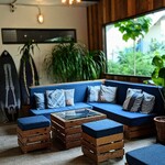IslandBrewing - 私たちは奥のソファを。テーブルのガラスの下には大好きな「旅人の木」の種が置かれていました。