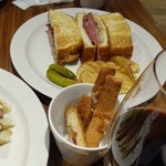 ラ・カンティーヌ セントル - パンの耳は、サンドイッチにしてから切ってあるものなので具材がついています。