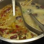 中国火鍋専門店 小肥羊 - 左は麻辣スープ、右は白湯