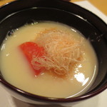 新ばし 星野 - 白みそのお雑煮。上にはマグロぶしが。