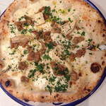ナポリスタカ - ポルチーニの香り高いチーズベースのピザ