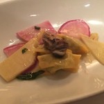 ワインバー＆レストラン ブルディガラ - 兵庫　相生産　牡蠣　筍のアニョロッティ　カステルマーニョチーズ