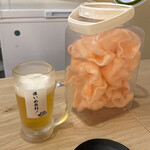 居酒屋それゆけ！鶏ヤロー！ - 生ビール¥190 お通し(席料)のえびせん食べ放題¥399