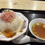 つぼ半 - 紅ズワイガニがたっぷり　カニチャーハン¥980