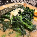 らあめん花月嵐 - 料理写真:やはり嵐げんこつラーメンにはほうれん草、ニンニク、激辛壺ニラモヤシだね