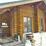 メイミーズ - ログハウスのお店の前にナッツ福店長もいます　2015/02