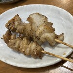 池袋もつ焼きパラダイス富士 - 左から、しろ・あぶら