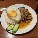 ソムオー - 鶏肉ガバオライス目玉焼きのせ