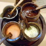 上の左が辛口　右が甘口ソース　下の左がドレッシング　右がタルタルソース