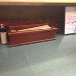 洛二神 - カウンター席（水はセルフ）