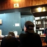 一刻屋 - ウッド調のシックな店内はカウンター席のみ