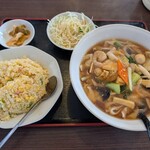 逸品居 - 料理写真:五目刀削麵(税込980円)＋半チャーハン(税込300円)