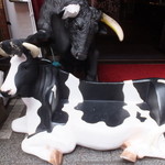 神戸牛 大地 - 撮影スポットになっていたお店前の牛の置物
