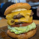 BRUAL - 料理写真:「タブルチーズバーガー」（1,925円）ハンバーガーの見本的なビジュ。禁断のダブチー、言っちゃう！？と嬉しそうに注文なさってました。
