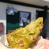おやつや Hygge - 有機抹茶&ホワイトチョコレートのスコーン(税込291円)
表面はややパリッ、中は水分やや少なめな感じ、ほろ苦い抹茶味の生地に甘いホワイトチョコレートの欠片がアクセントになっています