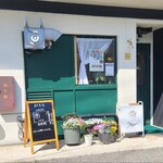 おやつや Hygge - 広島電鉄横川一丁目電停から徒歩7分の「おやつや Hygge」さん
2025年開業、店主さんのワンオペ
外観はブリティッシュグリーンの木板張り壁、リースの飾られたガラス張り開き扉、英国ぽさのある佇まい