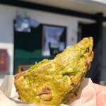 おやつや Hygge - 有機抹茶&ホワイトチョコレートのスコーン(税込291円)
表面はややパリッ、中は水分やや少なめな感じ、ほろ苦い抹茶味の生地に甘いホワイトチョコレートの欠片がアクセントになっています