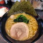 横浜家系ラーメン赤家 - 料理写真:醤油ラーメン 大盛り 900円