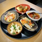 和牛と樽ワイン バレル - 前菜5種盛合わせ
             ・和牛トルティージャ（スペイン風オムレツ）
             ・鴨ハム マリネ
             ・なすとベーコンのカポナータ
             ・豆あじの南蛮漬け
             ・いぶりかっことクリームチーズ豆腐