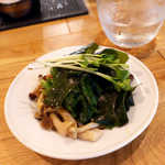 ドゥー・クルール - 〔日替お惣菜〕ほうれん草ときのこ・三陸わかめのサラダ（￥378）。しめじの香り高さが印象的