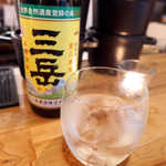 ドゥー・クルール - 屋久島の芋焼酎「三岳」をロックで（￥594）。和酒が加わり、食堂らしさが出てきた