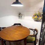 ドゥー・クルール - 囲われ感のある 4人掛けスペースは、グループでの食事に最適