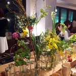 ドゥー・クルール - 向かい側の視線を自然に遮る、中央のフラワーアレンジメント