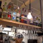 ドゥー・クルール - カウンター上の棚には、いろんなお酒が並びます