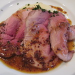 フチテイ ア ヴ - もち豚のロティ　ソース・ムタールのアップ