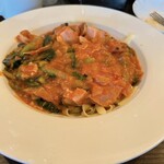 マスタードシード・電車食堂 - ベーコン、菜の花、チーズのトマトソース（そば粉パスタ）