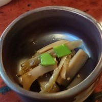 いせ源 - お通し　ウドと蓮根のきんぴら
