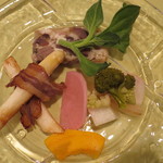リストランテ ヴォナ フォルトゥーナ - ＜2015年2月＞「ジビエとワインの宴」猪の頭肉のテリーヌと猪バラ肉の自家製ベーコンを巻いたホワイトアスパラガス