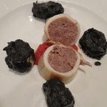 リストランテ ヴォナ フォルトゥーナ - ＜2015年2月＞「ジビエとワインの宴」ヤリイカに詰めたジビエのサルシッチャ風とじゃがいもの自家製ニョッキ　イカスミのソース