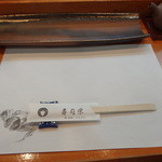 寿司栄 - カウンター席のテーブルセッティング