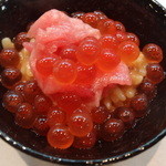 寿司栄 - 海栗和え寿司飯、大トロ剥き身とイクラのトッピング