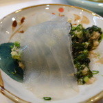 寿司栄 - カワハギの刺身を巻いて