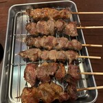 やきとりにしだ場 - 料理写真:砂肝（塩）、焼きとんのタン（塩）とハラミ（味噌だれ）