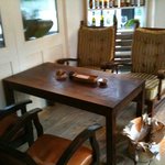 gite - 窓際のソファ席。