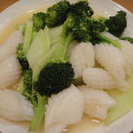 中国料理 三鶴 - 紋甲イカとブロッコリーの炒め
