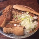 もつ焼き やまぐち - お肉ゴロゴロw 煮豚丼❗️