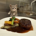 352911881 - 店内にはハンバーグを食べたそうで寄って来た子猫が！（人形ですW）