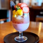 おかしのとこち - いちごプリンと台湾パイナップルのパフェ